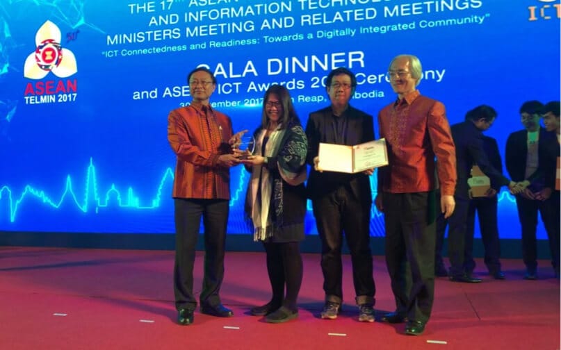 ทีมเกมคอร์รัปบนเวทีรับรางวัล ASEAN ICT Awards 2017
