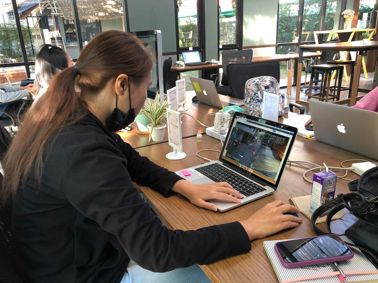 ผู้เข้าร่วม Anywhere Work ทำงาน annotation บนแล็ปท็อป